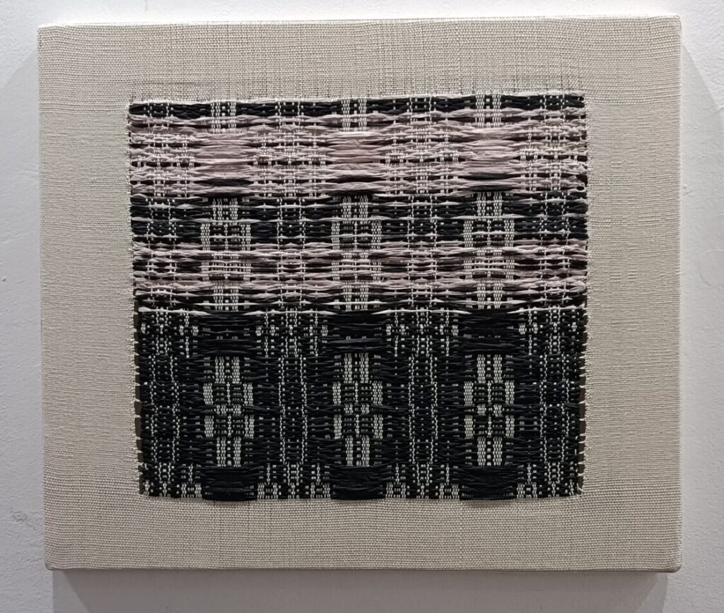 Radziuszka, tkanina przetykana. Tkanina naciągnięta na ramę, osnową bawełniana, wątek różowa i czarna rafia/ bawełna. Wykonanie Beata Palikot Borowska