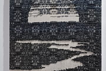 Tkanina naciągnięta na ramę, wątek ciemny niebieski i czarna bawełna, osnową beżowa bawełna. Radziuszka, tkanina przetykana. Wykonanie Beata Palikot Borowska
