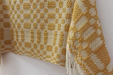 Tkanina wykonana techniką radziuszki. Osnowa bawełna biała, wątek wełna zółta. Wykonała Urszula Mendryk