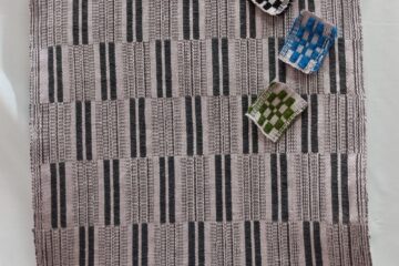 Tkanina wykonana techniką radziuszki. Osnowa bawełna różowa z wiskozą, wątek wełna merino i przędza mieszana. Wykonała Urszula Mendryk