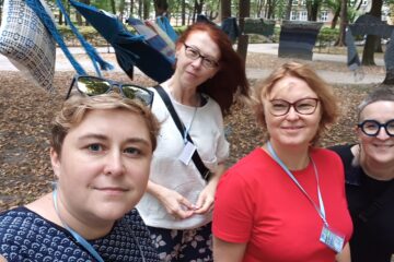 Aleksandra Staszak, Urszula Mendryk, Katarzyna Daniewicz, Beata Palikot-Borowska a w tle w Parku Branickich w Białymstoku na sznurkach zawieszone tkaniny w odcieniach niebieskiego w ramach Festiwalu kobiet Venus sea blue.