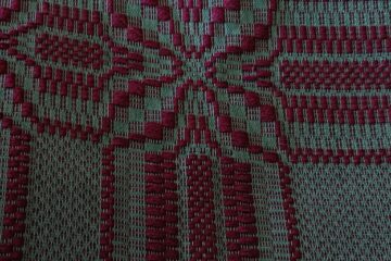 Tkanina na krośnie poziomym, na zielonej osnowie wzór wątku bordo, tkanina radziuszka tzw. motyle