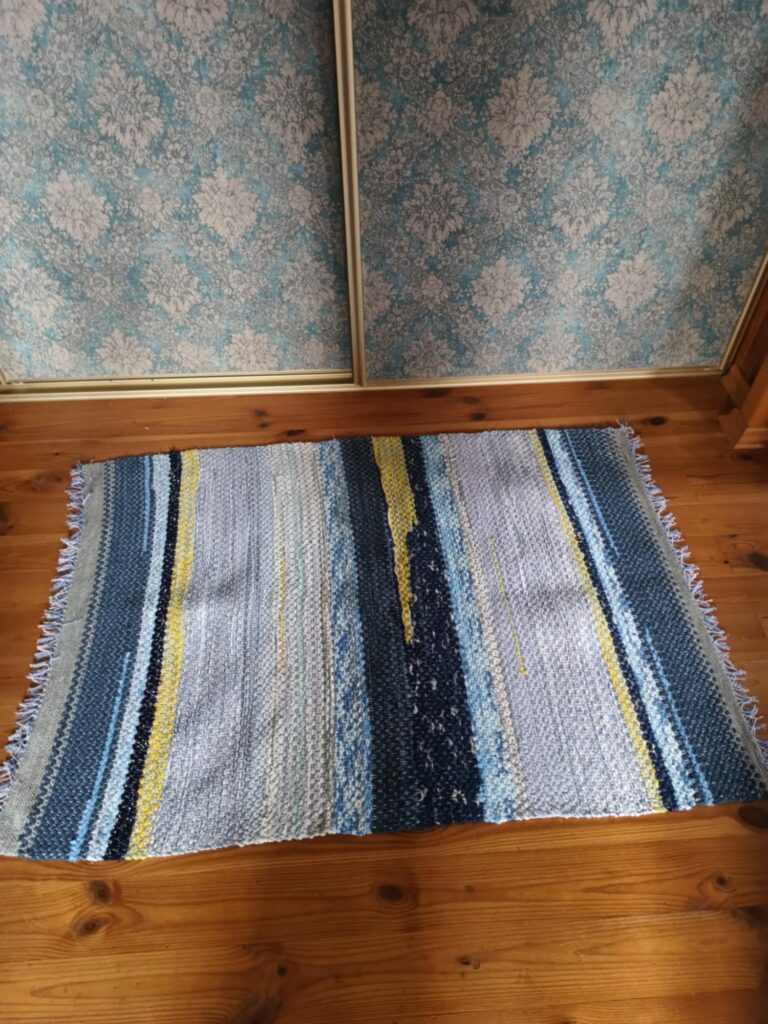 Chodnik tzw. szmaciak autorstwa Urszuli Mendryk