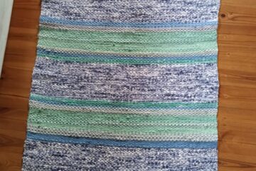 Chodnik tzw. szmaciak autorstwa Urszuli Mendryk. Kolory wątku zielony, niebieski, biały.