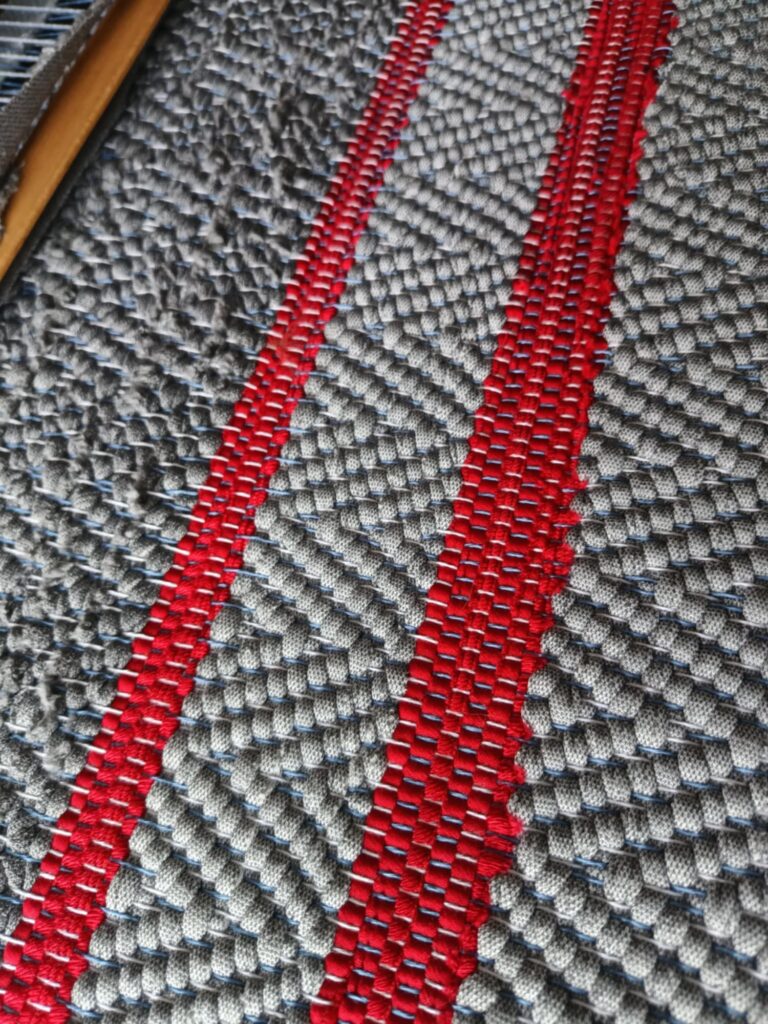 Szarości raz chodnik tzw. szmaciak autorstwa Urszuli Mendryk